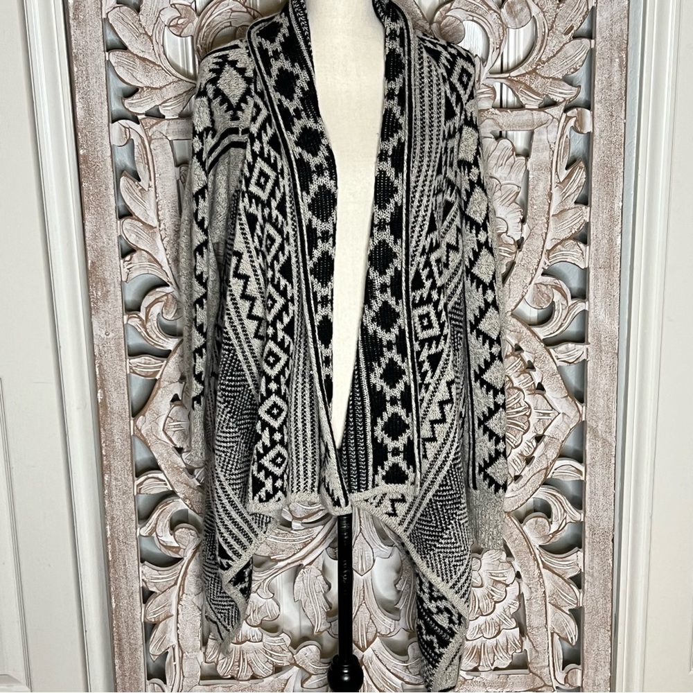 EUC Cremieux Black and White Geometric Aztec Knit Blanket Waterfall Cardigan